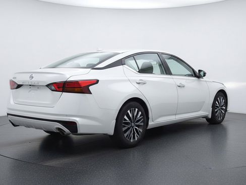 Used 2025 Nissan Altima 2.5 SV image 9