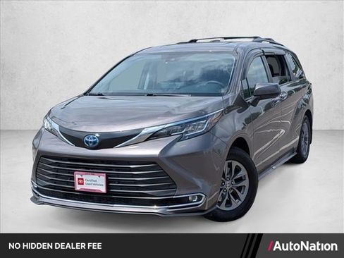 Certified 2022 Toyota Sienna XLE FWD image 1