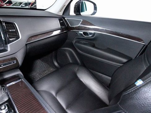 Used 2018 Volvo XC90 T6 Momentum w/ Convenience Package image 7