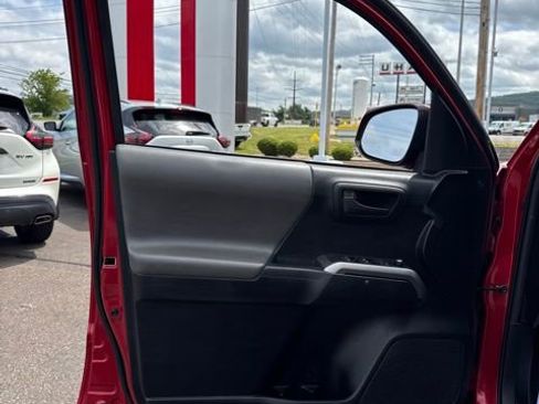 Used 2016 Toyota Tacoma SR5 w/ SR5 Appearance Package (SN) AWD/4WD image 10