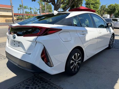 Used 2018 Toyota Prius Prime Plus FWD image 5