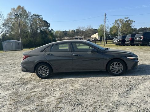 Used 2024 Hyundai Elantra SEL FWD image 4