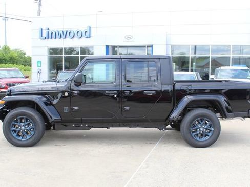 New 2026 Jeep Gladiator Sport AWD/4WD image 2