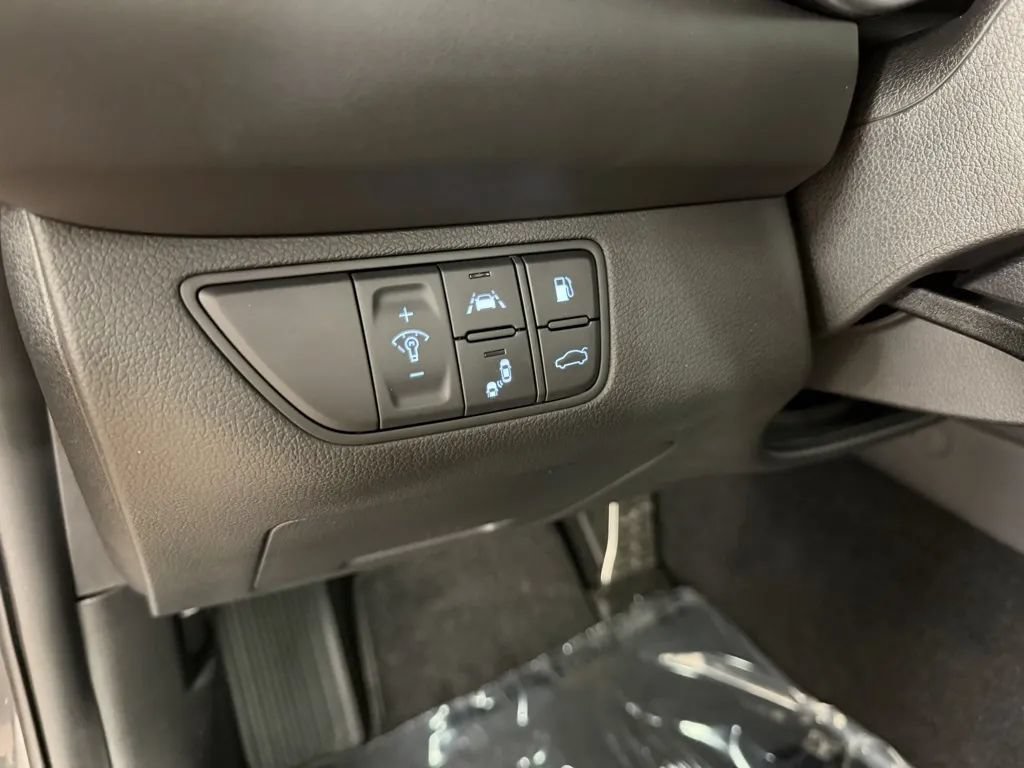 Used 2021 Genesis G70 2.0T AWD/4WD image 17