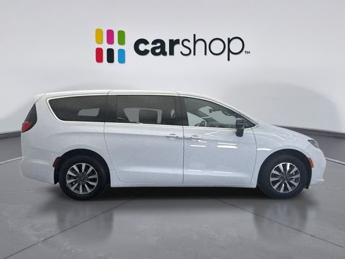 Used 2024 Chrysler Pacifica Limited FWD image 6