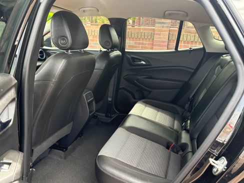 Used 2025 Chevrolet Trax LT FWD image 7