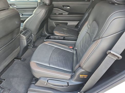 Used 2024 Nissan Pathfinder Platinum image 18
