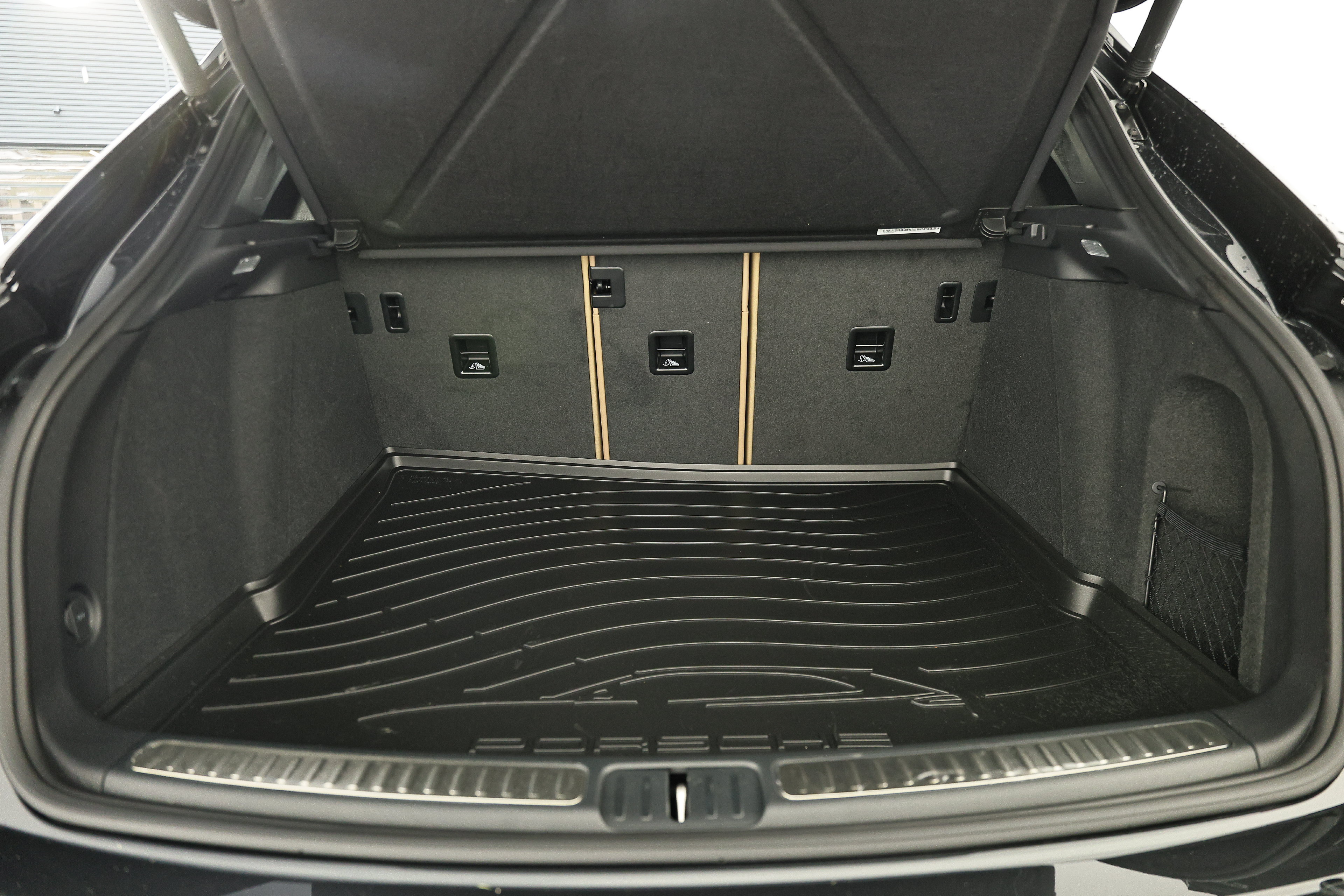 Certified 2026 Porsche Macan AWD/4WD image 32