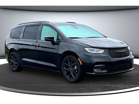 Used 2025 Chrysler Pacifica Limited FWD image 2