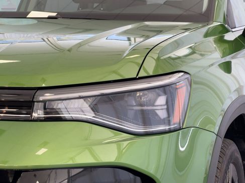 New 2026 Volkswagen Taos SE image 11