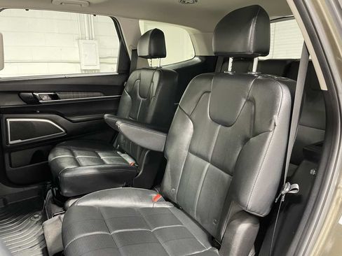 Used 2024 Kia Telluride EX w/ EX Captain's Chair Package AWD/4WD image 17