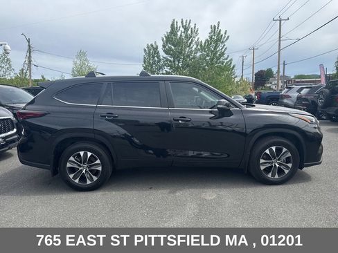 Used 2025 Toyota Highlander XLE AWD/4WD image 9