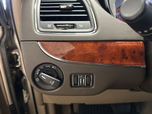 Used 2013 Chrysler Town & Country Touring-L w/ Driver Convenience Group image 19