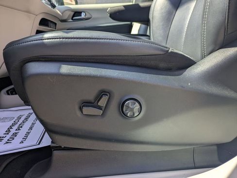 Used 2024 Chrysler Pacifica Touring-L FWD image 14