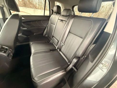 Used 2022 Volkswagen Tiguan SE w/ Panoramic Sunroof Package AWD/4WD image 17