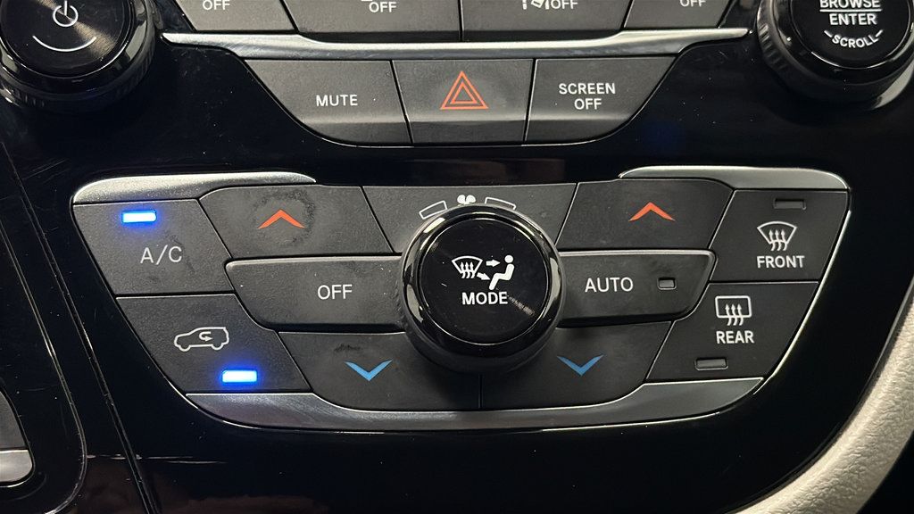 Used 2024 Chrysler Pacifica Touring-L FWD image 17