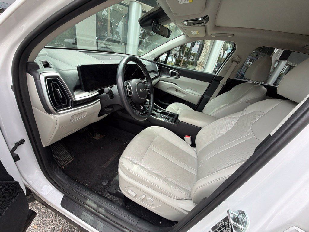 Used 2024 Kia Sorento EX w/ Panoramic Sunroof Package FWD image 3