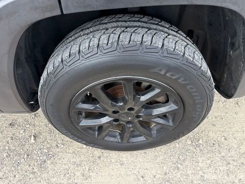 Used 2015 Jeep Cherokee Latitude w/ Cold Weather Group AWD/4WD image 7