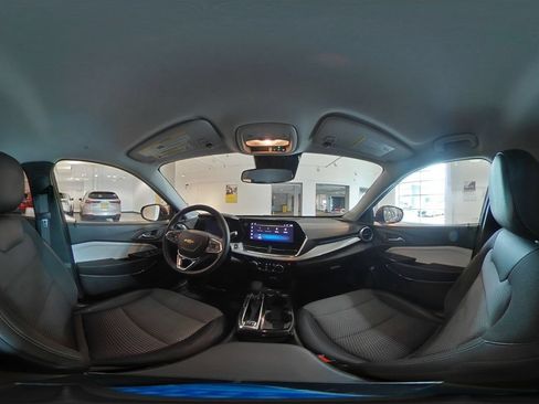 Used 2025 Chevrolet Trax LT w/ LT Convenience Package FWD image 41