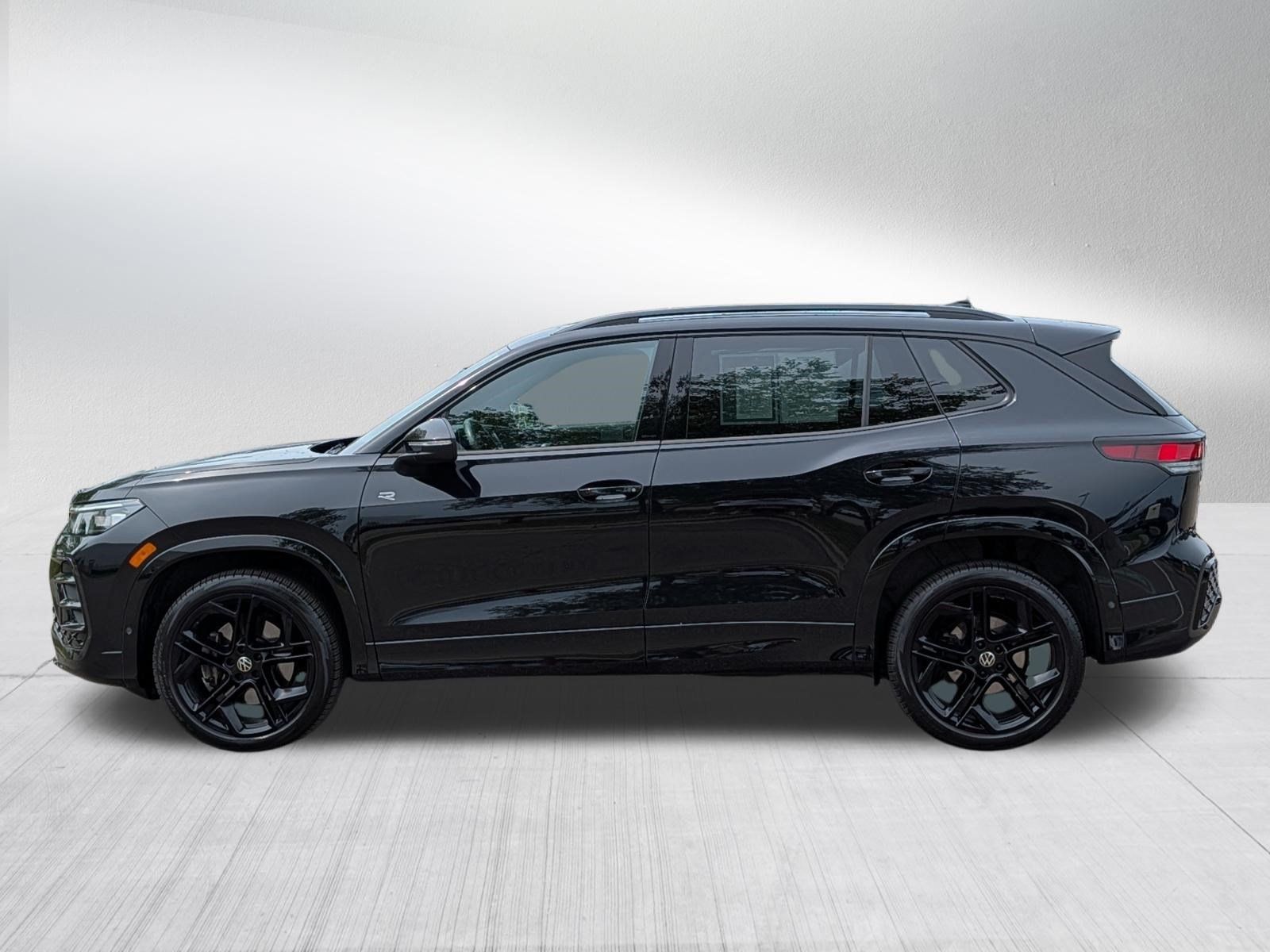 Certified 2025 Volkswagen Tiguan SE R-Line AWD/4WD image 4