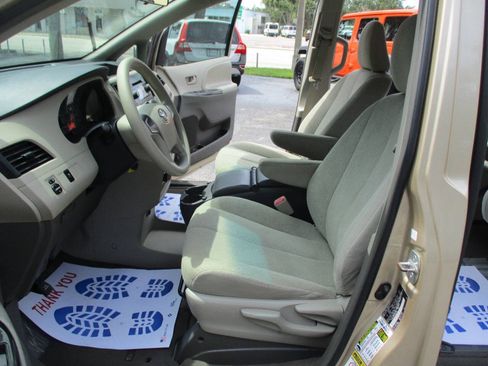 Used 2012 Toyota Sienna FWD image 10