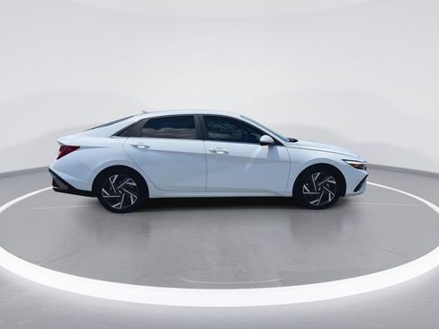 Certified 2025 Hyundai Elantra SEL w/ Cargo Package FWD image 9