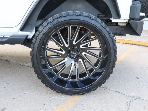 Used 2017 Jeep Wrangler Unlimited Sahara w/ Connectivity Group image 16