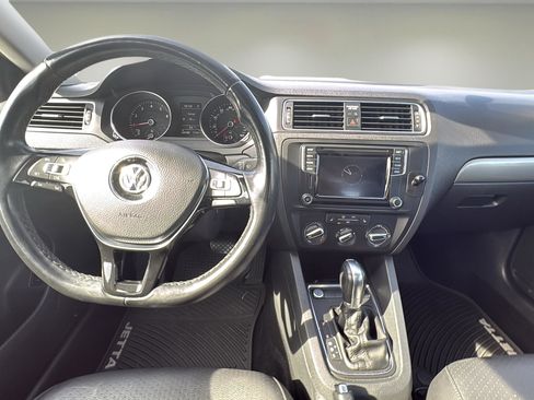 Used 2017 Volkswagen Jetta SE image 9