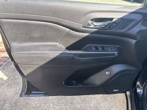 Used 2019 GMC Acadia SLT w/ LPO, Black Accent Package image 18