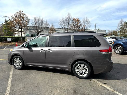 Used 2011 Toyota Sienna Limited image 20