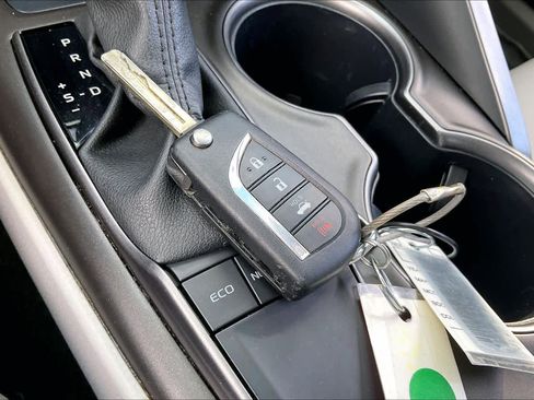 Used 2024 Toyota Camry SE image 14