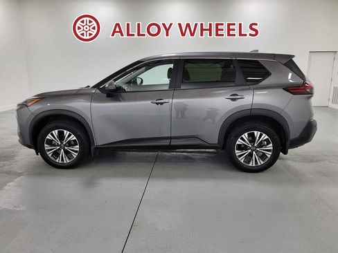 Used 2023 Nissan Rogue SV image 3