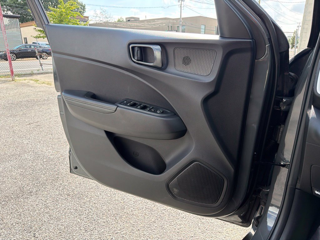 Used 2025 Hyundai Venue Limited FWD image 22