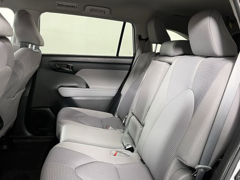 Used 2024 Toyota Highlander LE image 15