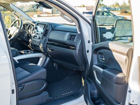 Used 2024 Nissan Titan SV w/ SV Convenience Package image 11