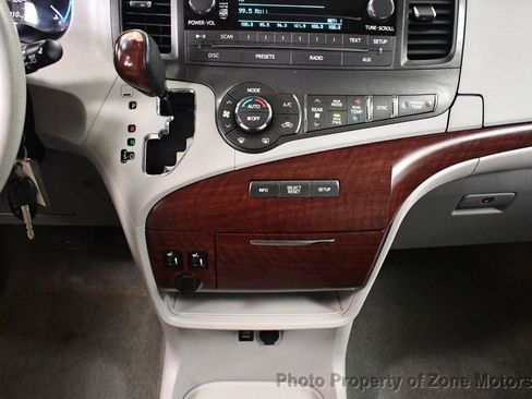 Used 2014 Toyota Sienna XLE image 27