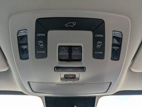 Used 2024 Toyota Sienna XLE image 23