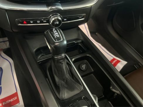 Used 2020 Volvo XC60 T5 Momentum image 35