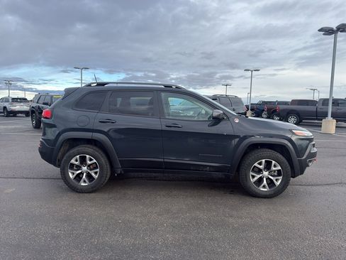 Used 2017 Jeep Cherokee Trailhawk image 4