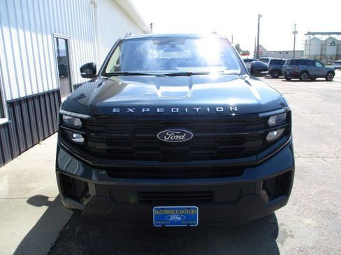 Used 2025 Ford Expedition Active AWD/4WD image 3