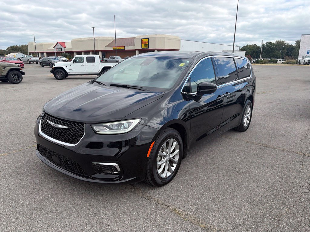 Used 2026 Chrysler Pacifica Limited FWD image 2