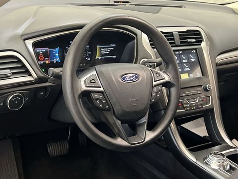 Used 2018 Ford Fusion SE w/ Fusion SE Technology Package image 14