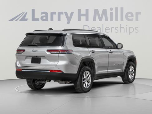 Used 2025 Jeep Grand Cherokee L Laredo AWD/4WD image 2