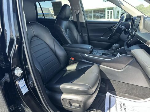 Used 2022 Toyota Highlander XLE AWD/4WD image 31