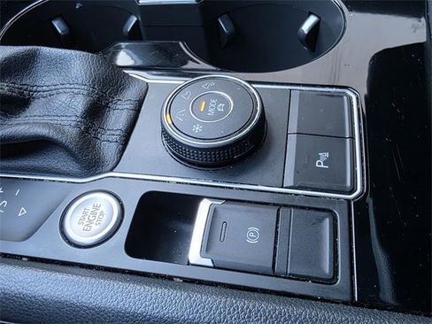 Used 2020 Volkswagen Atlas Cross Sport SEL image 24