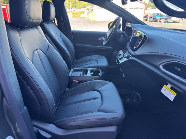 New 2027 Chrysler Pacifica Select FWD image 4