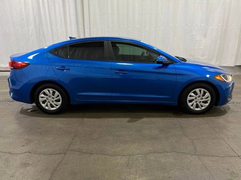 Used 2017 Hyundai Elantra SE FWD image 3