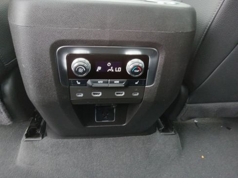 Used 2024 GMC Yukon Denali w/ Denali Reserve Package image 27