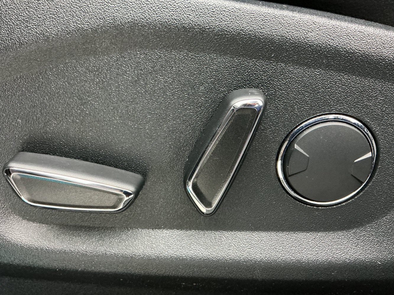 Used 2018 Ford Edge Titanium w/ Technology Package FWD image 38