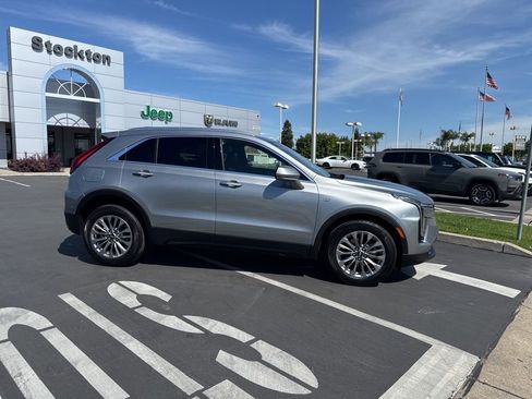 Used 2024 Cadillac XT4 Premium Luxury image 3